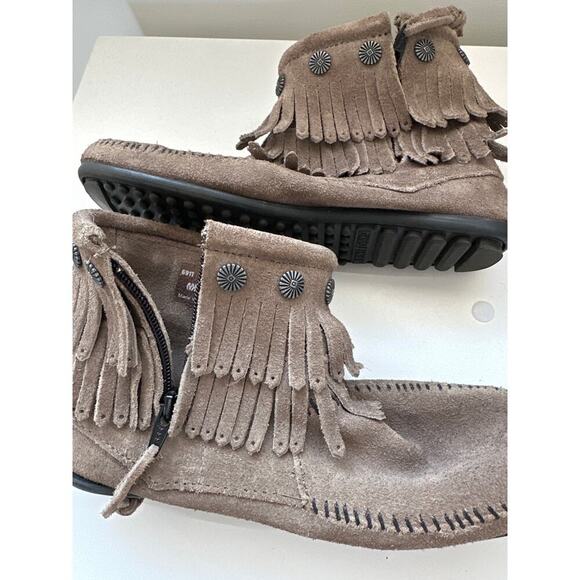 Minnetonka Women's Double Fringe Side Zip Boot, Grey, Size 6, NWOT - Picture 5 of 6